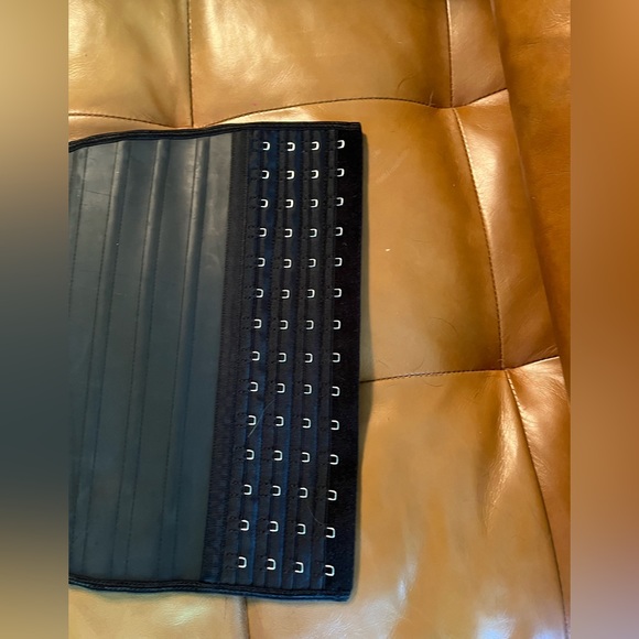 We never worn YIANNA latex waist trainer corset - Picture 3 of 5